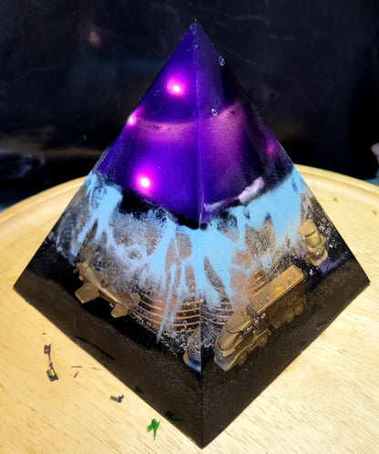 Pyramide mit Licht aus Epoxidharz mit Fahrzeugen