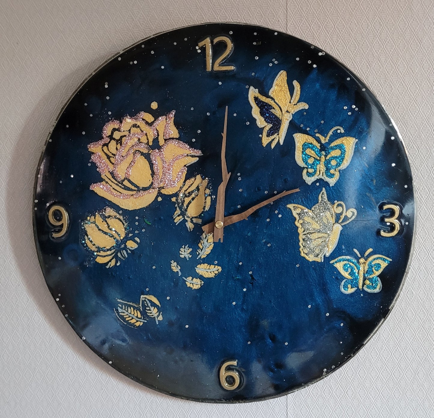 Blaue Uhr aus Epoxidharz 35cm x 35 cm