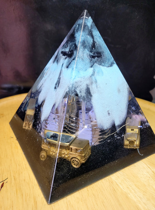 Pyramide mit Licht aus Epoxidharz mit Fahrzeugen  17cm x 15 cm