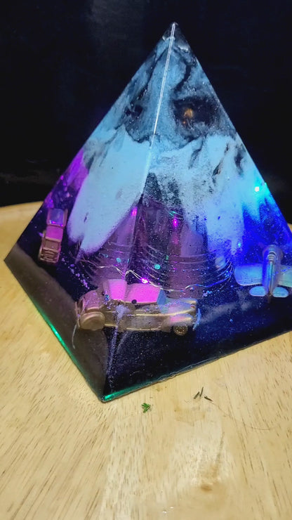 Pyramide mit Licht aus Epoxidharz mit Fahrzeugen  17cm x 15 cm